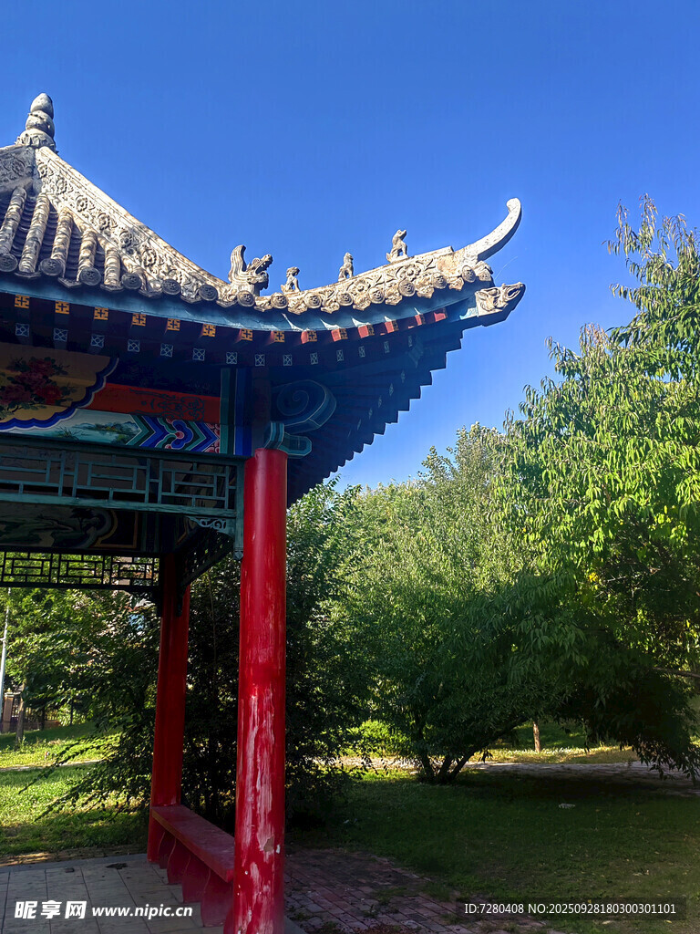 中式古亭绿树环绕美景