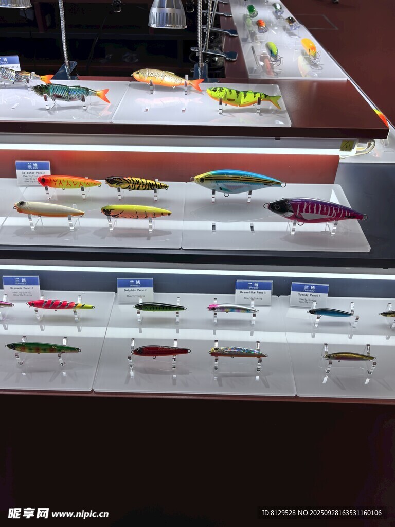 展示架上的多彩钓鱼假饵