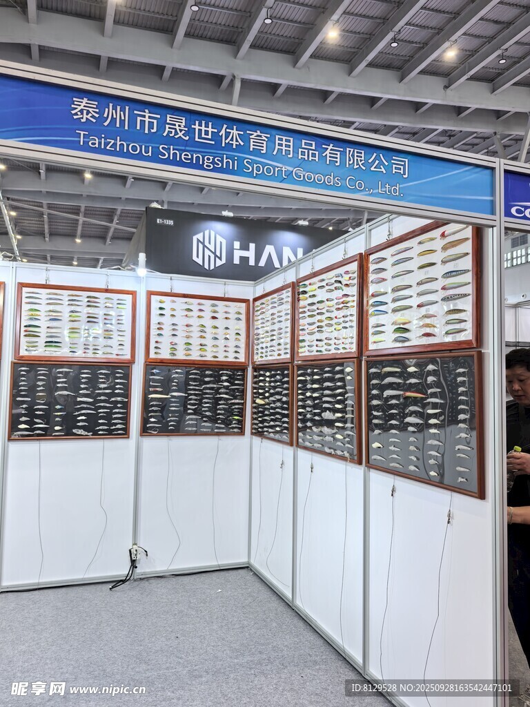 眼镜展示区多样款式陈列