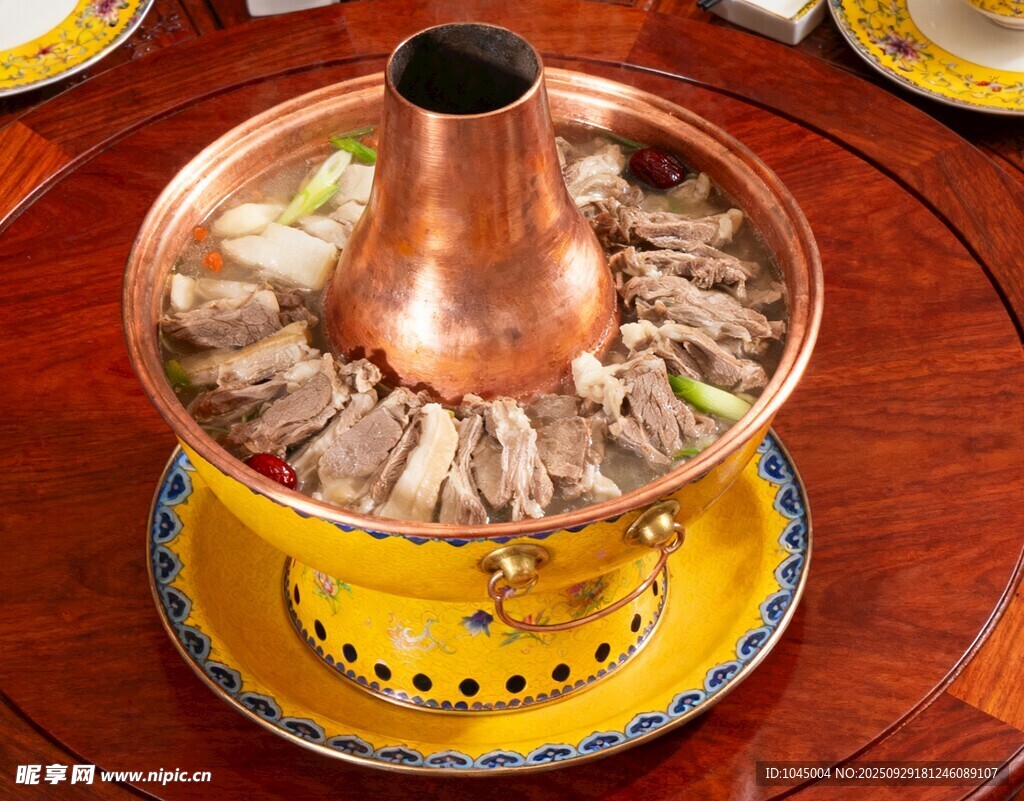 传统铜锅涮肉 美味诱人