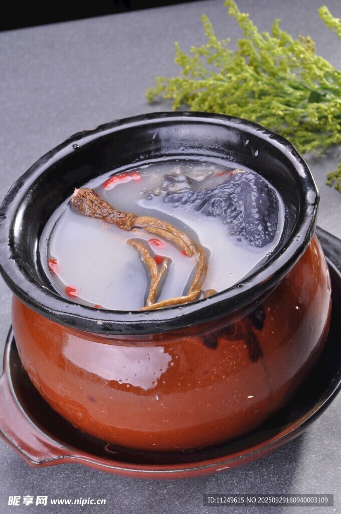 药膳乌鸡汤