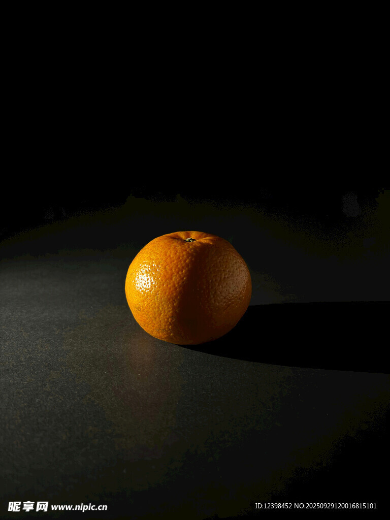 单个橙子静物特写