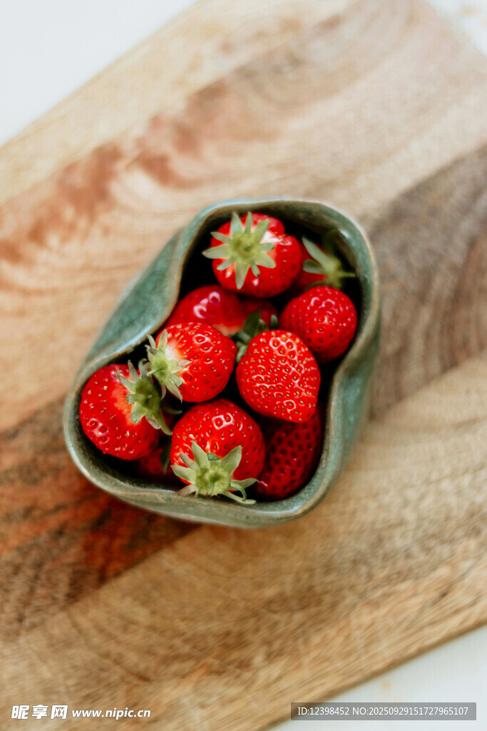 木盘上心形碗装新鲜草莓