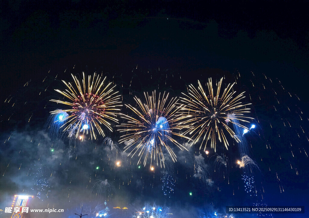 夜空中绚烂绽放的烟花