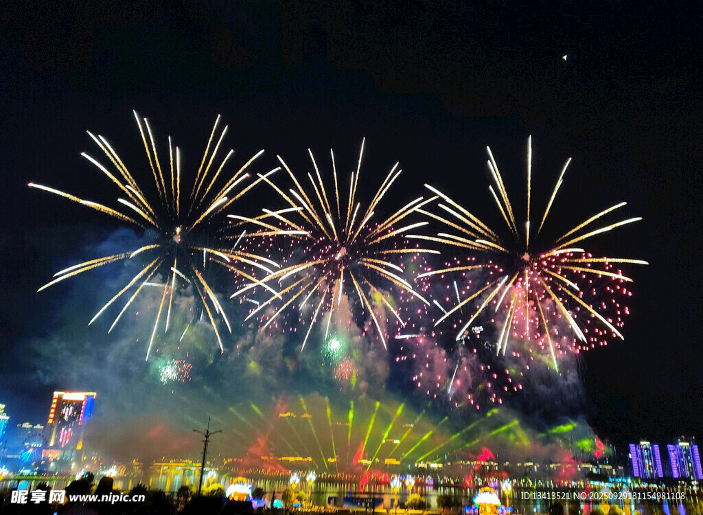 夜空中绚烂的烟花绽放