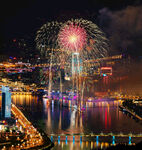 城市夜景中的绚烂烟花绽放