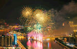 城市河畔绚烂烟花夜景