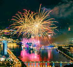 城市夜空绚烂烟花绽放