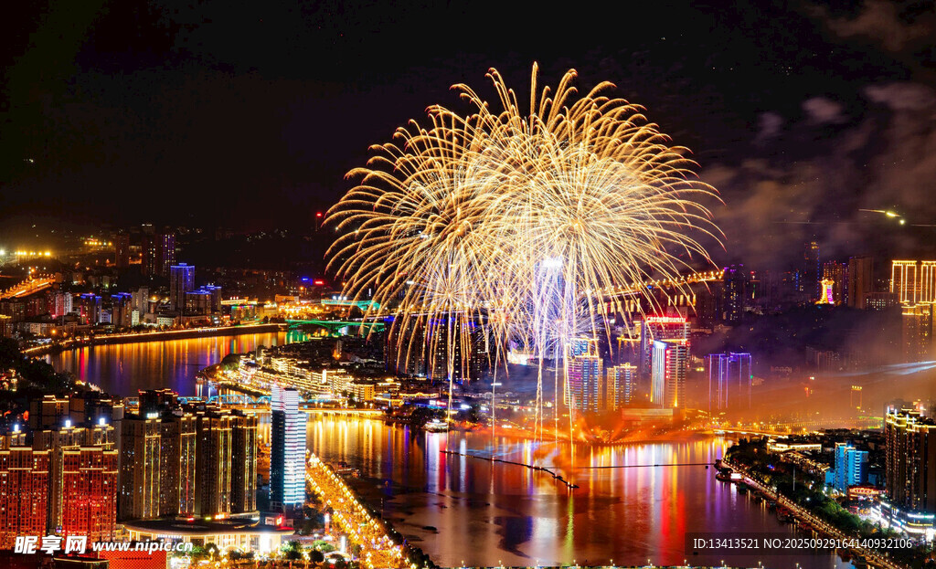 城市夜空绚烂烟花美景