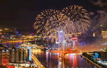 城市夜空绚丽烟花绽放