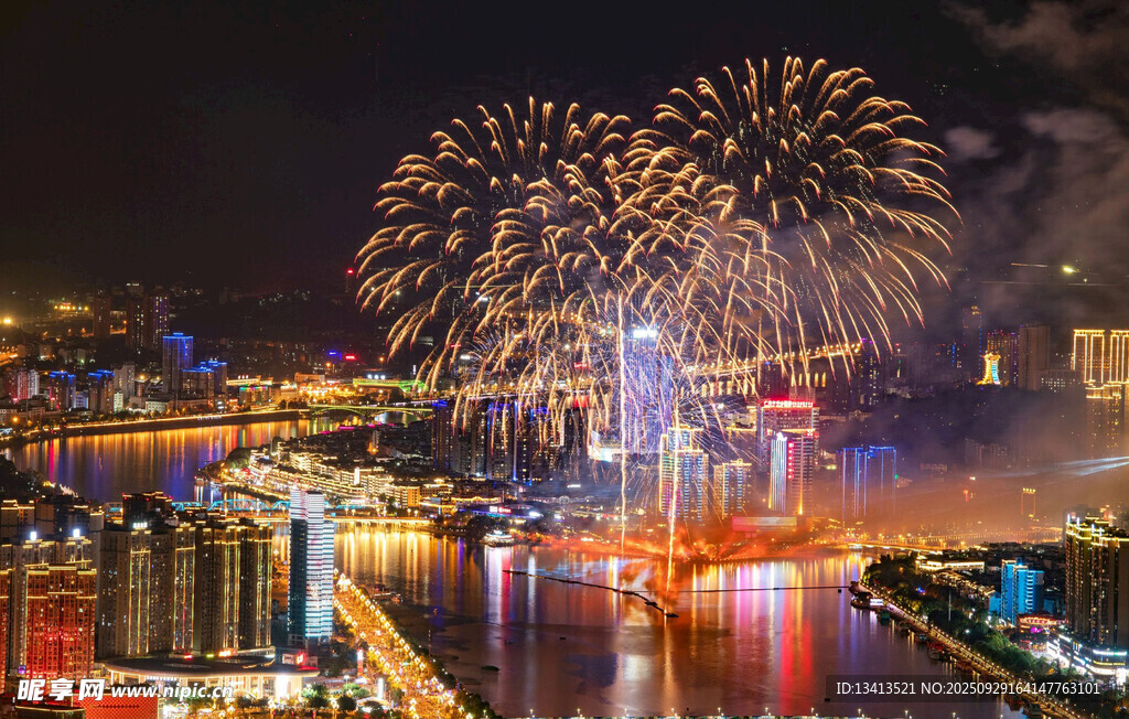 城市夜空绚丽烟花绽放