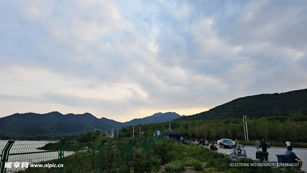 山间湖畔的迷人风光