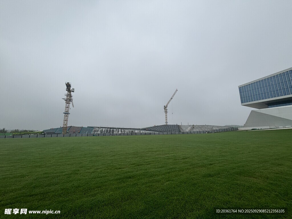 户外草地与现代建筑景观