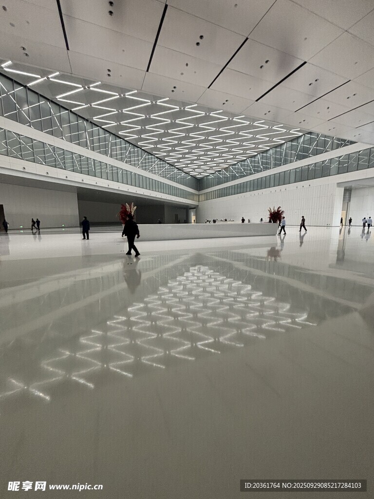 现代宽敞的室内大厅空间