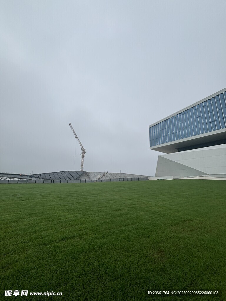 草地旁的现代建筑与起重机
