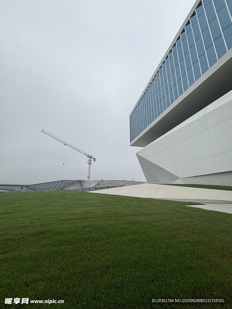 现代建筑与户外施工场景