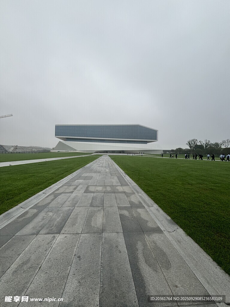 宽阔步道旁的现代建筑