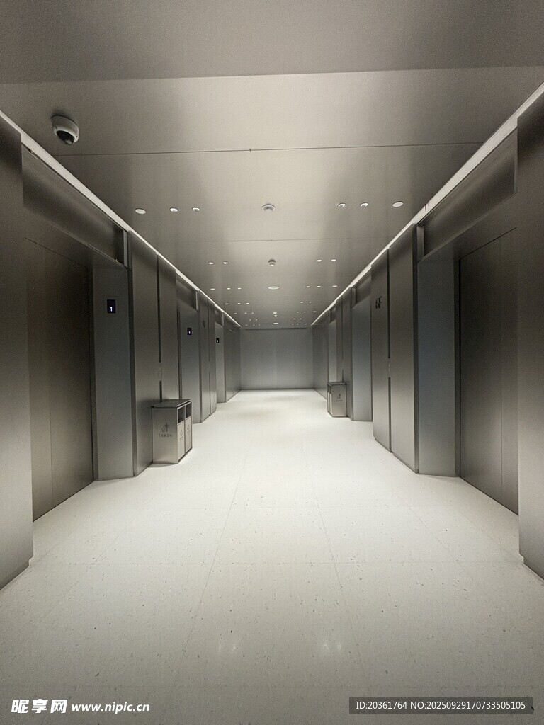 空旷金属质感的狭长通道