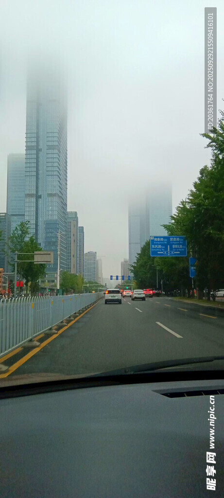 雾中城市道路行车景象