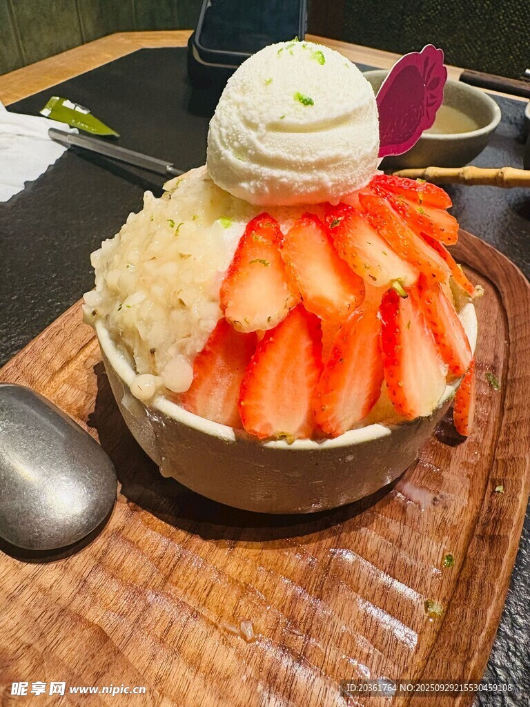 草莓冰淇淋甜品