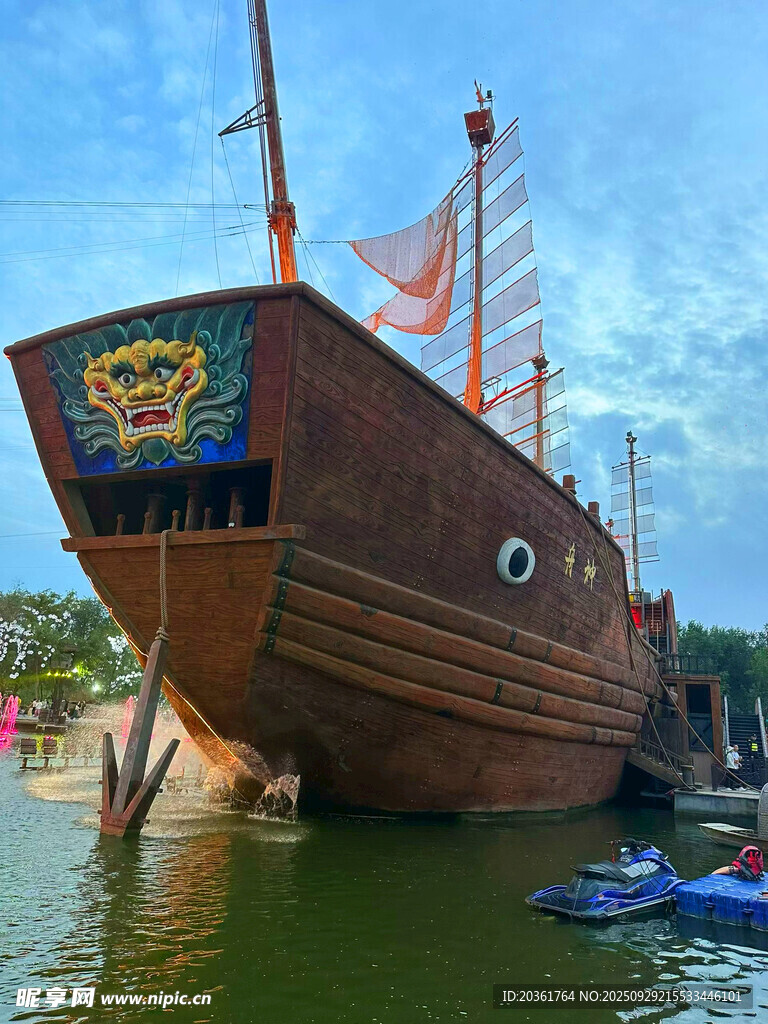 古帆船停泊于水面