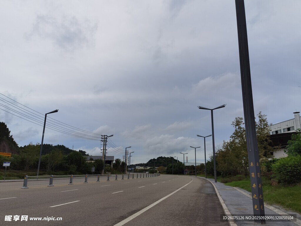 空旷道路与林立路灯景观