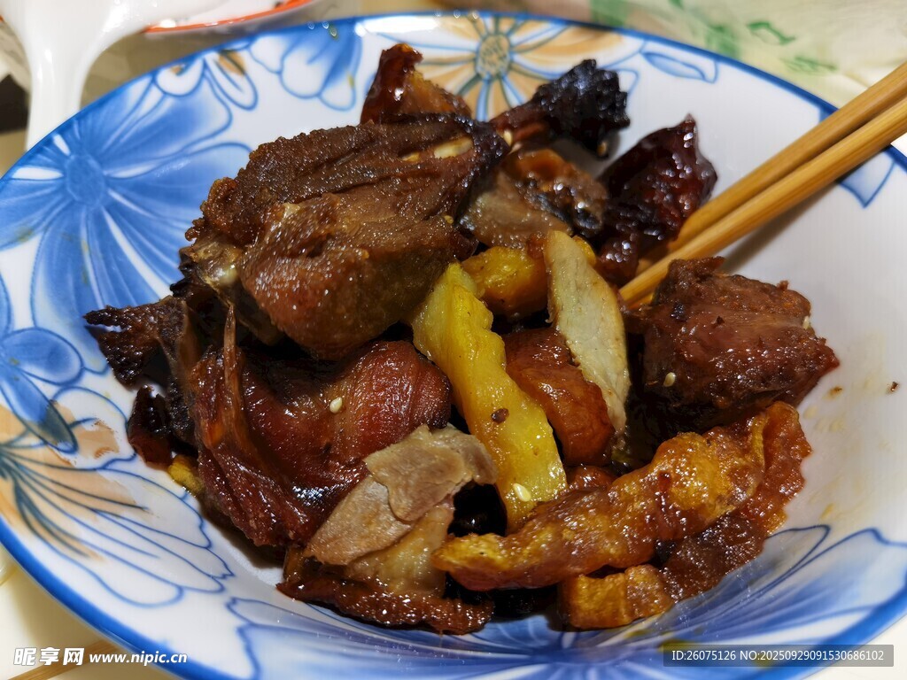 美味炒肉装盘待享用