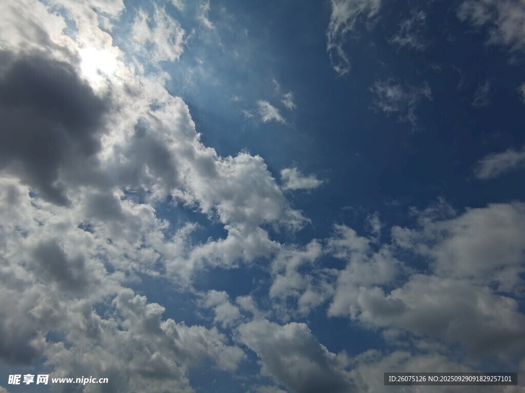 蓝天白云间的阳光美景