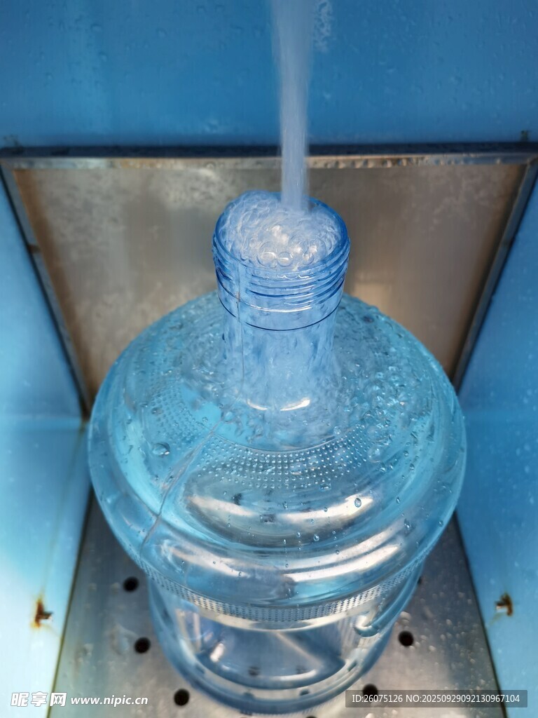 大桶水正在灌装