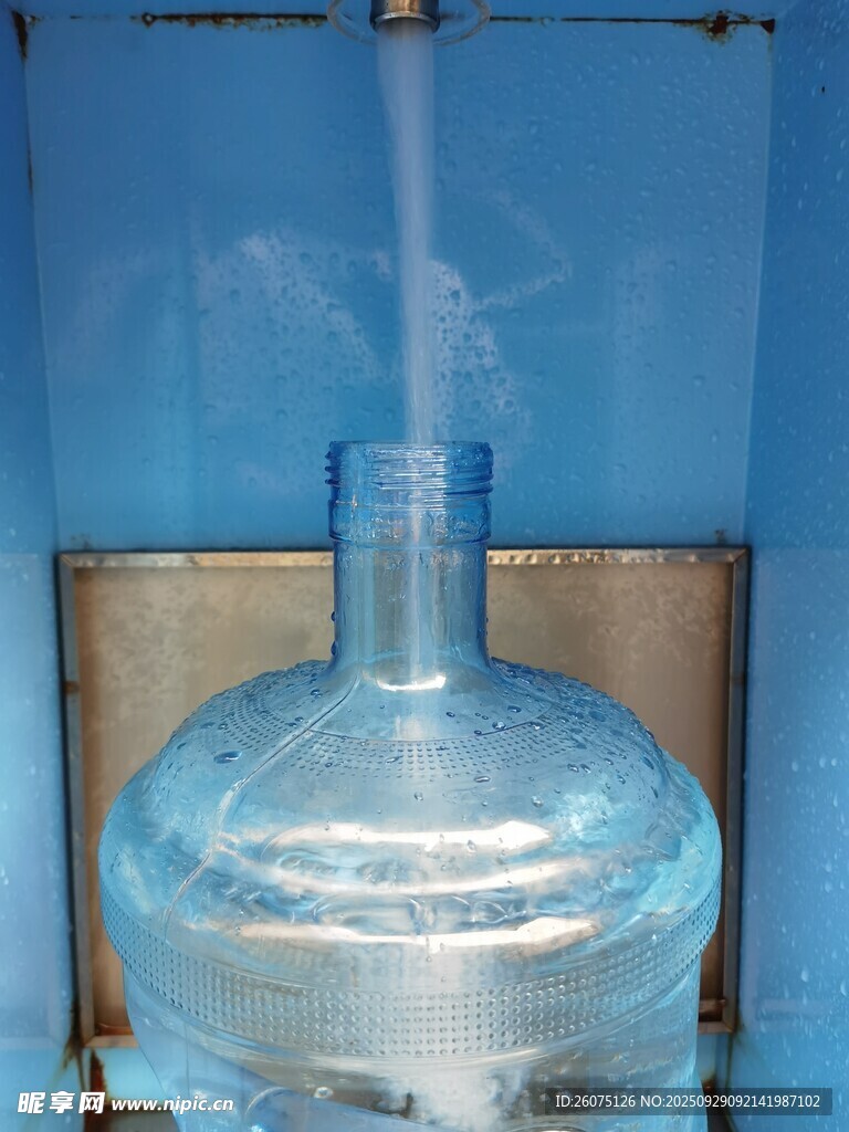 蓝色背景下的大瓶装饮用水