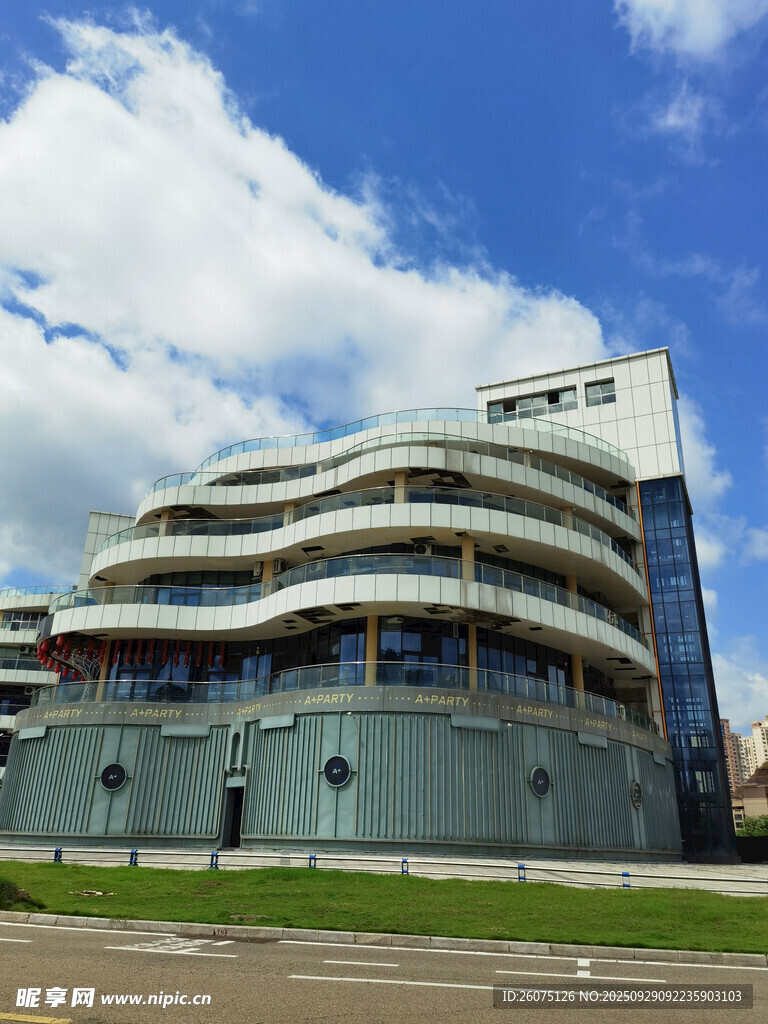 现代风格弧形建筑外观