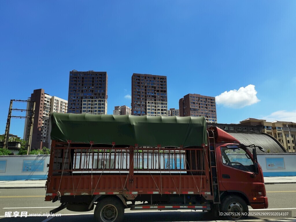 城市道路上行驶的红色货车