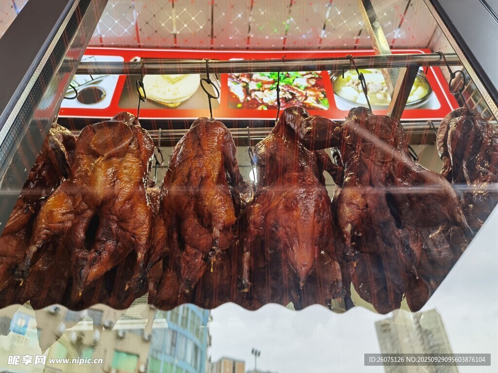 悬挂的美味烤鸭