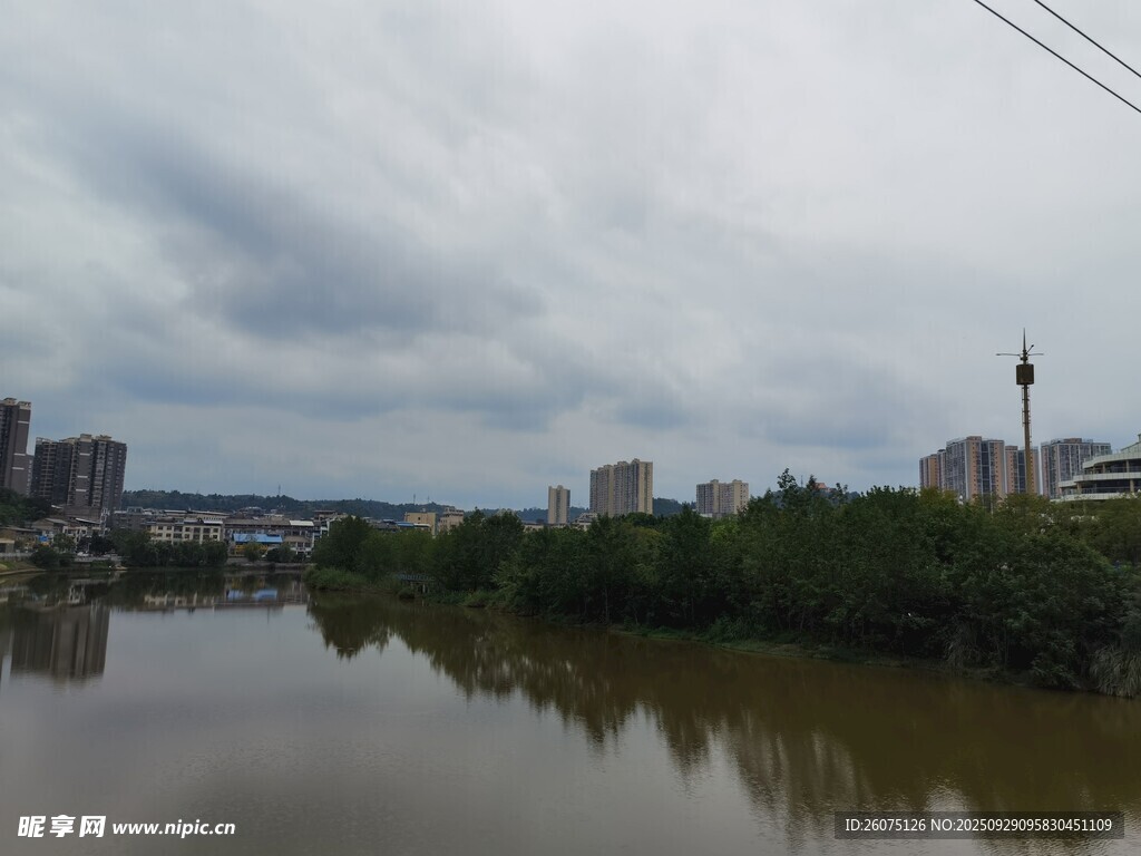 河畔城市风光