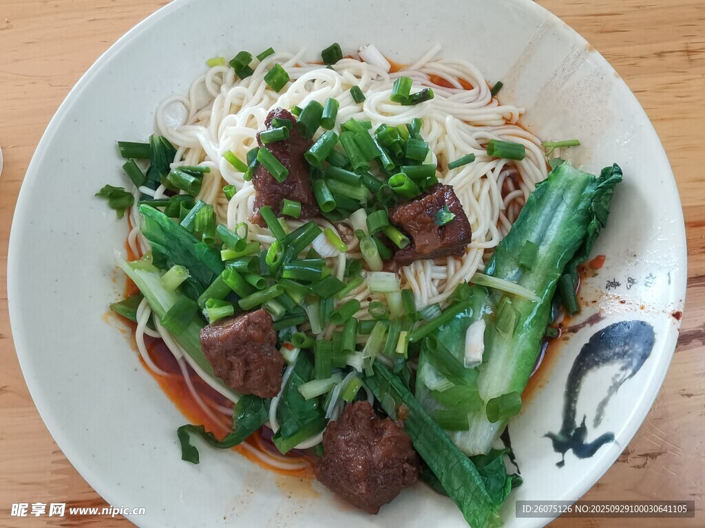美味牛肉青菜拌面