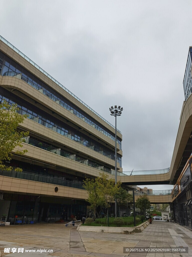 现代建筑外观与空中连廊