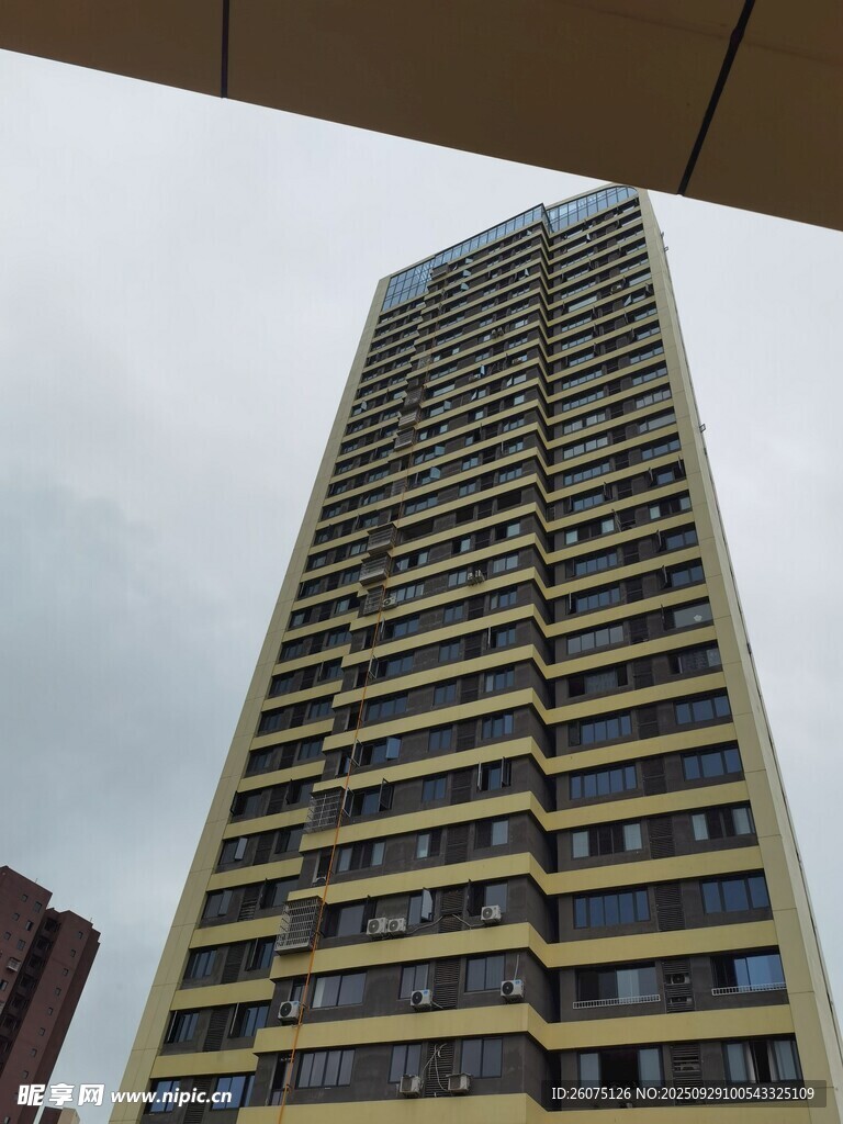 高耸入云的现代高层住宅
