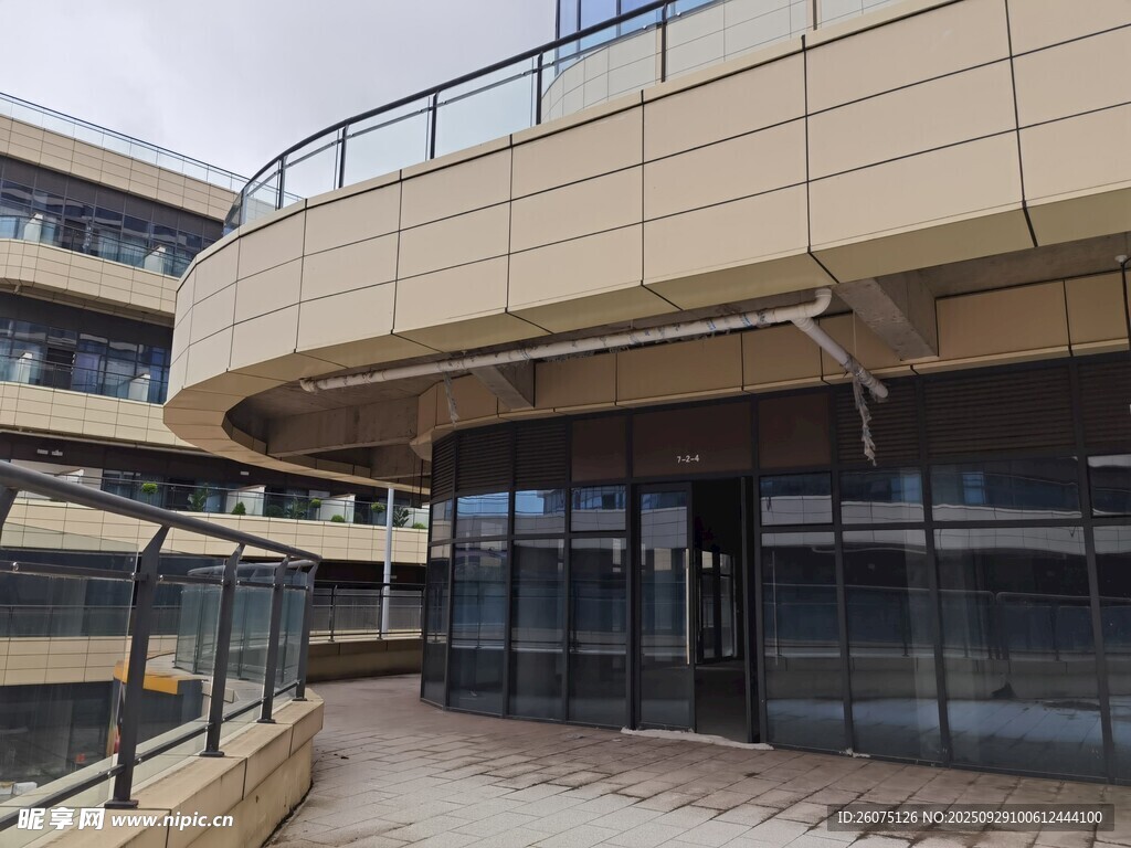 现代风格弧形建筑外观