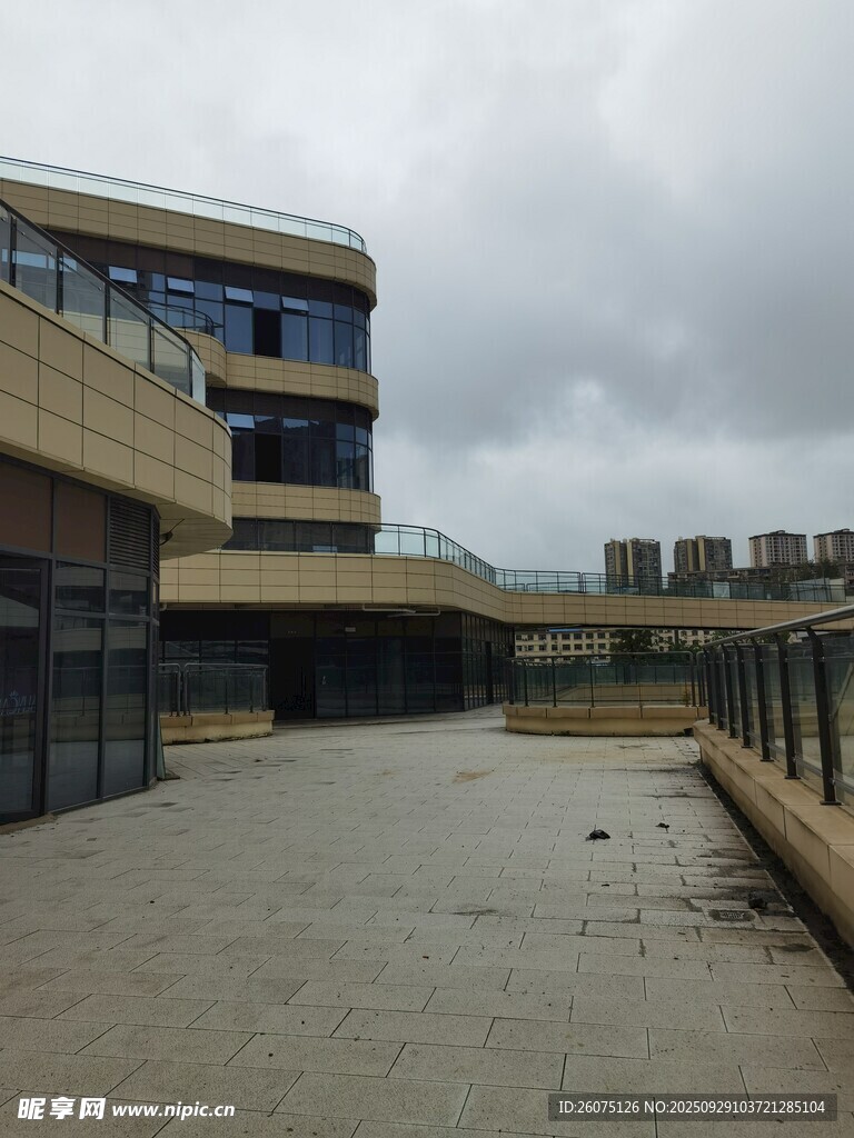 空旷建筑旁的开阔场地