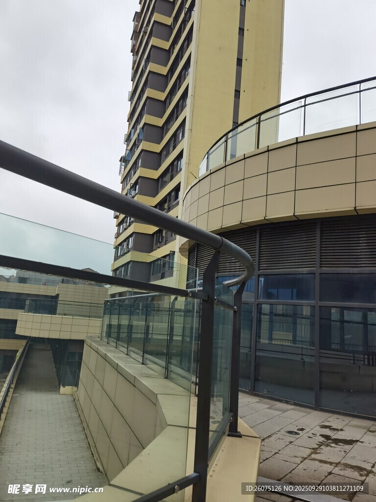 高层建筑旁的户外平台景观