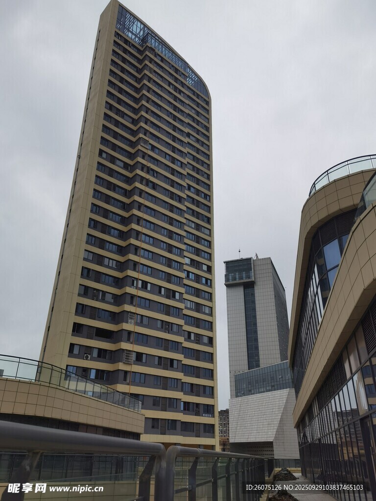 城市中高耸的现代化住宅楼