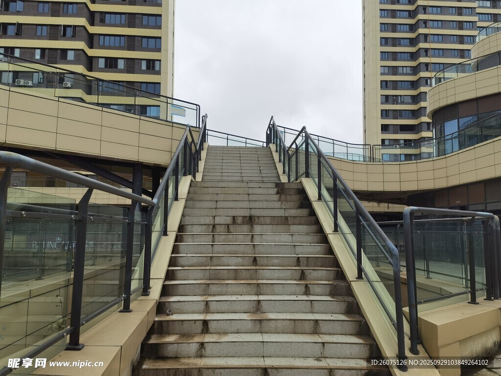 城市户外阶梯与高楼景观