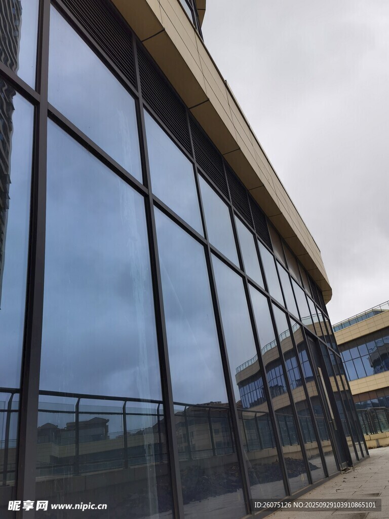 现代玻璃幕墙建筑外观