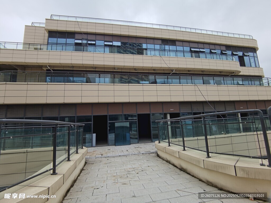 现代风格多层办公建筑外观