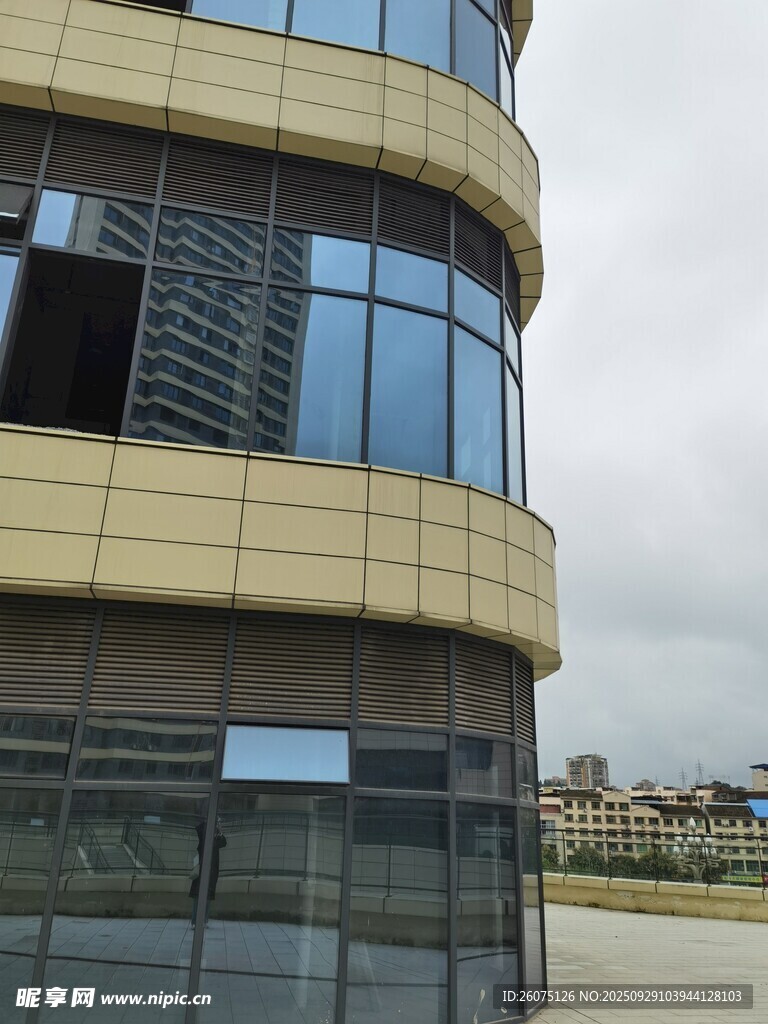 现代弧形玻璃建筑外观