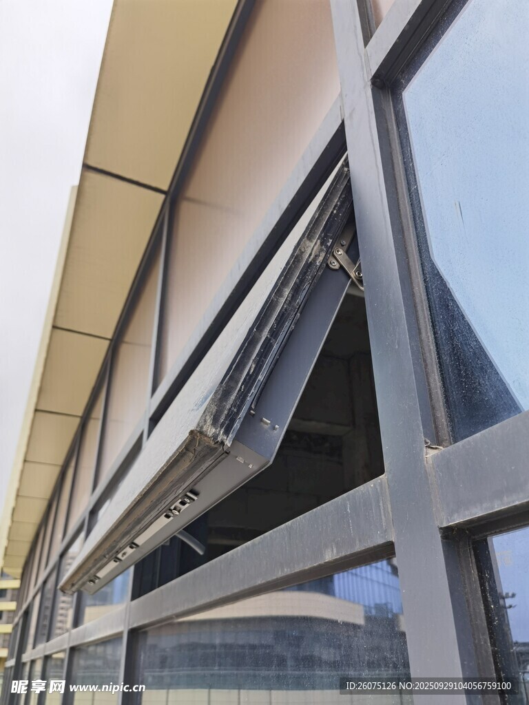 开启的金属框架玻璃窗
