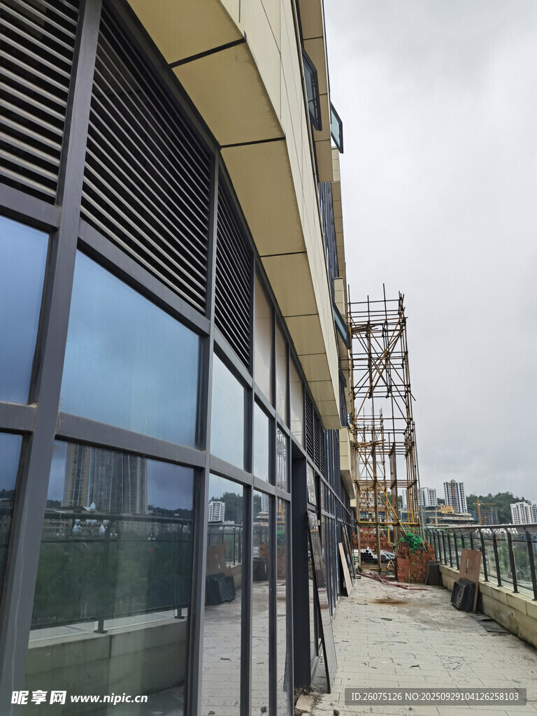 现代建筑外观施工现场