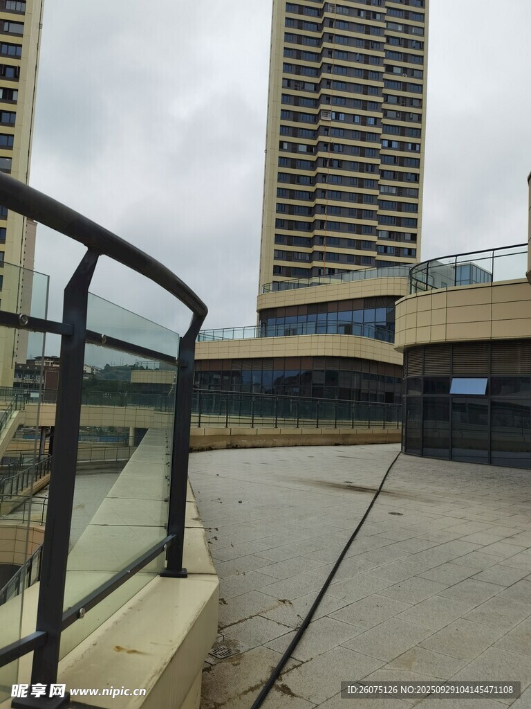 城市高楼旁的户外平台