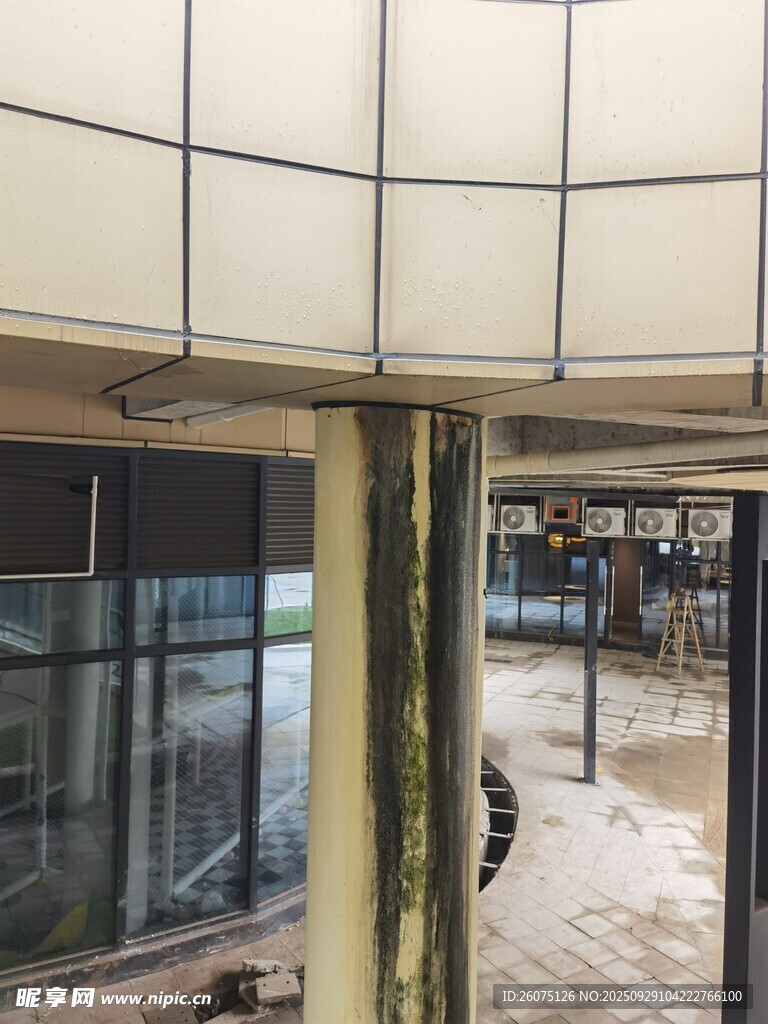 现代建筑内部立柱景观