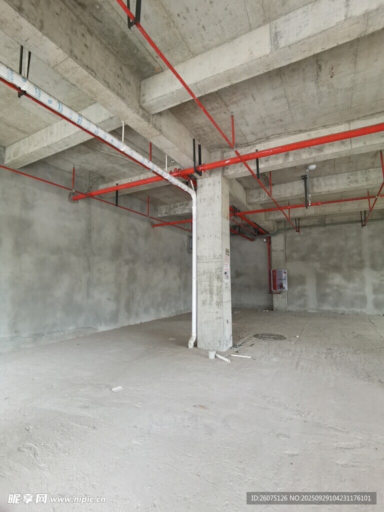 空旷毛坯房内部结构展示